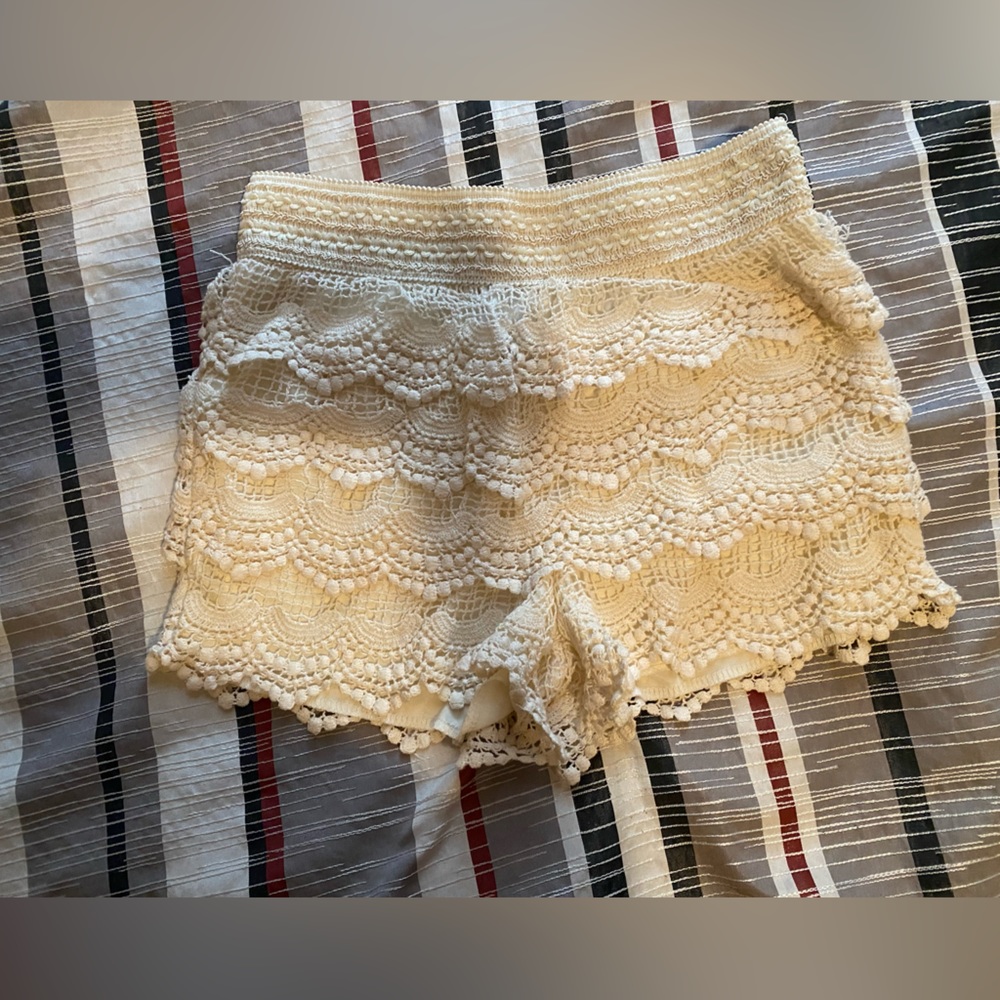 Cream colored cute lacy shorts size small